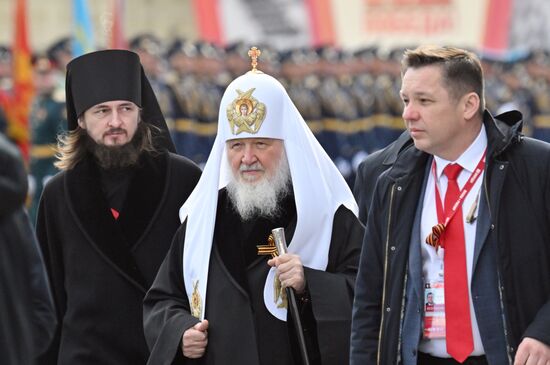 Патриарх Московский и всея Руси Кирилл на Красной площади в Москве перед началом военного парада, посвященного 80-летию Победы в Великой Отечественной войне. Место: Россия, Москва. Автор: Илья Питалев/РИА Новости. Официальные лица на военном параде в честь 80-летия Победы