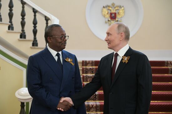 Президент РФ Владимир Путин и президент Гвинеи-Бисау Умару Сисоку Эмбало (слева) во время встречи в Кремле перед военным парадом, посвященном 80-летию Победы. 9 мая Россия отмечает 80-летие Победы в Великой Отечественной войне 1941-1945 годов. Место: Россия, Москва. Автор: Алексей Никольский/РИА Новости. Встреча президента РФ В. Путина и иностранных лидеров