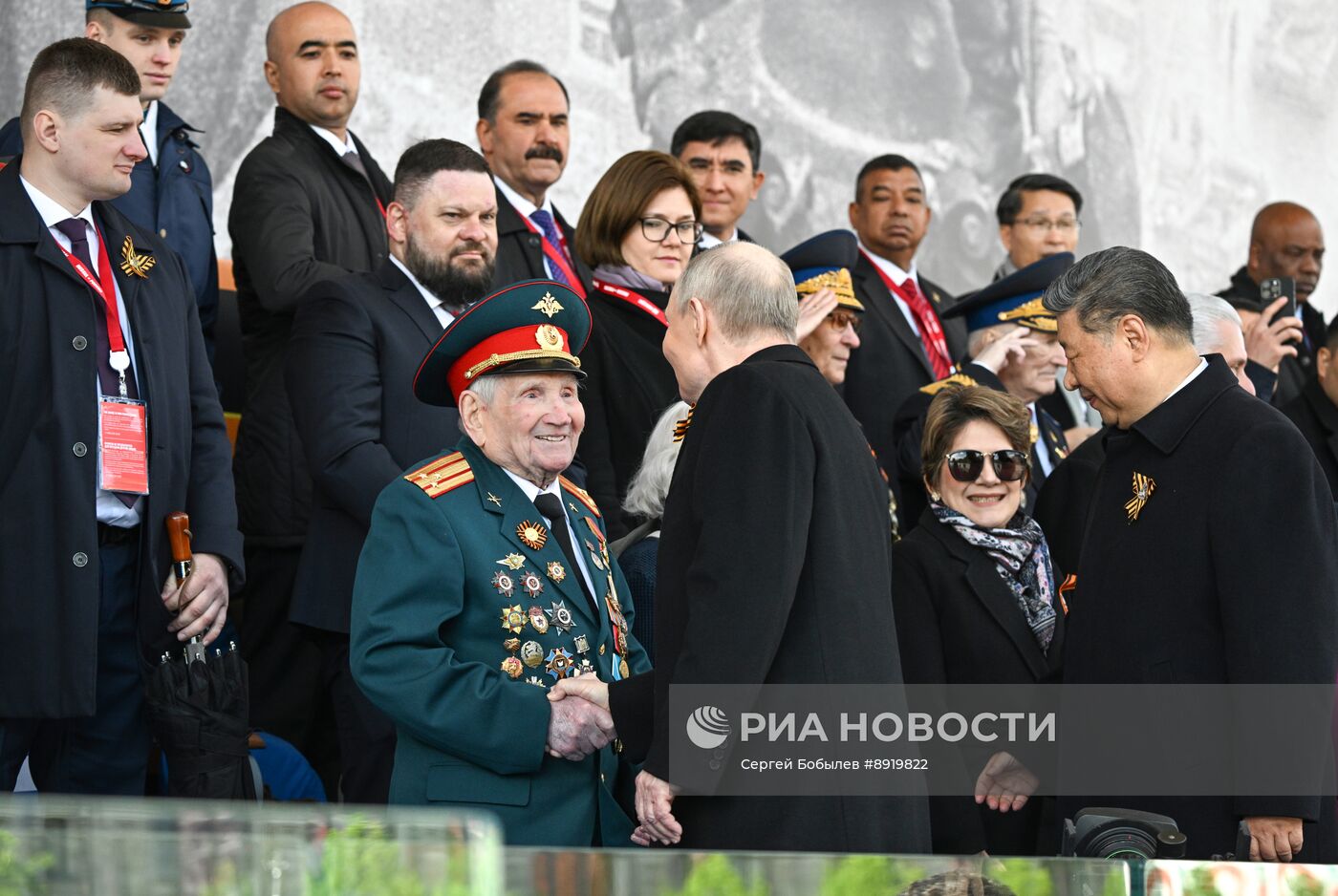 Президент РФ В. Путин и иностранные лидеры на военном параде в честь 80-летия Победы