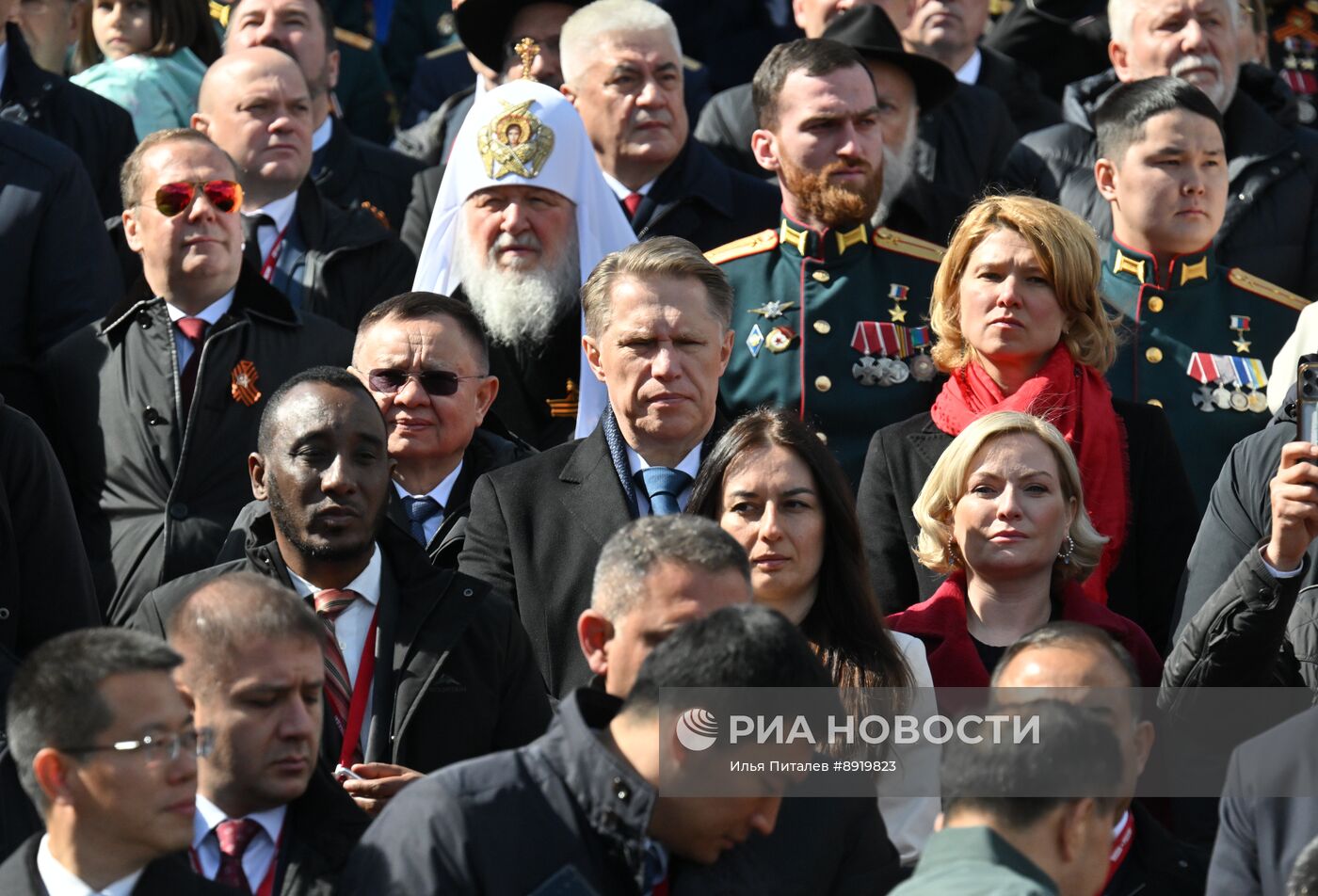 Официальные лица на военном параде в честь 80-летия Победы