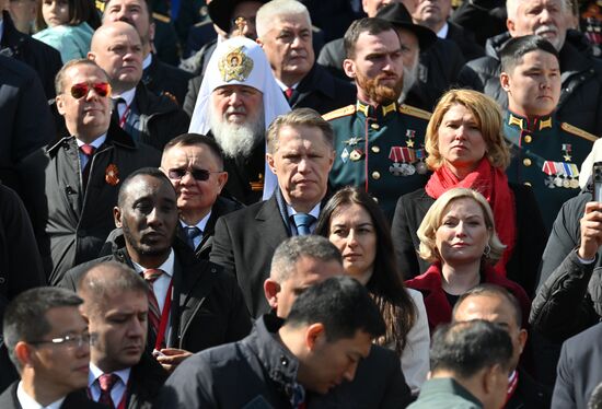 Заместитель председателя Совета безопасности РФ Дмитрий Медведев, патриарх Московский и всея Руси Кирилл, министр строительства и жилищно-коммунального хозяйства РФ Ирек Файзуллин, министр здравоохранения РФ Михаил Мурашко, министр сельского хозяйства РФ Оксана Лут на Красной площади в Москве на военном параде, посвященном 80-летию Победы. 9 мая Россия отмечает 80-летие Победы в Великой Отечественной войне 1941-1945 годов. Место: Россия, Москва. Автор: Илья Питалев/РИА Новости. Официальные лица на военном параде в честь 80-летия Победы