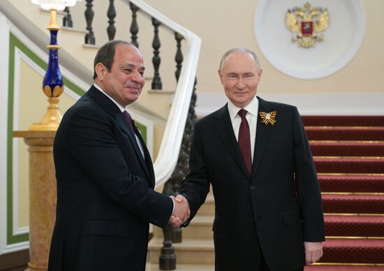 Президент РФ Владимир Путин и президент Египта Абдель Фаттах Ас-Сиси (слева) во время встречи в Кремле перед военным парадом, посвященном 80-летию Победы. 9 мая Россия отмечает 80-летие Победы в Великой Отечественной войне 1941-1945 годов. Место: Россия, Москва. Автор: Алексей Никольский/РИА Новости. Встреча президента РФ В. Путина и иностранных лидеров