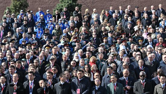 Гости на трибунах на Красной площади в Москве на военном параде, посвященном 80-летию Победы в Великой Отечественной войне. Место: Россия, Москва. Автор: Илья Питалев/РИА Новости. Москва. Военный парад, посвященный 80-летию Победы в Великой Отечественной войне
