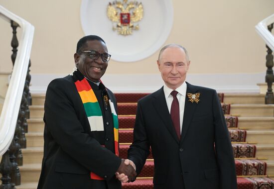 Президент РФ Владимир Путин и президент Зимбабве Эммерсон Мнангагва (слева) во время встречи в Кремле перед военным парадом, посвященном 80-летию Победы. 9 мая Россия отмечает 80-летие Победы в Великой Отечественной войне 1941-1945 годов. Место: Россия, Москва. Автор: Алексей Никольский/РИА Новости. Встреча президента РФ В. Путина и иностранных лидеров