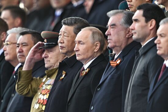 Президент РФ Владимир Путин на Красной площади в Москве на военном параде, посвященном 80-летию Победы. 9 мая Россия отмечает 80-летие Победы в Великой Отечественной войне 1941-1945 годов. Место: Россия, Москва. Автор: Сергей Бобылев/РИА Новости. Президент РФ В. Путин и иностранные лидеры на военном параде в честь 80-летия Победы