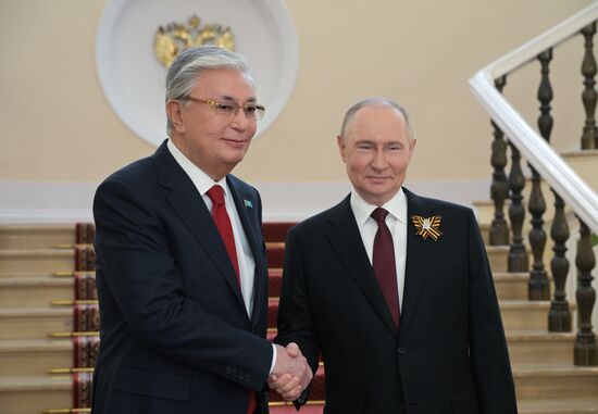 Президент РФ Владимир Путин и президент Республики Казахстан Касым-Жомарт Токаев (слева) во время встречи в Кремле перед военным парадом, посвященном 80-летию Победы. 9 мая Россия отмечает 80-летие Победы в Великой Отечественной войне 1941-1945 годов. Место: Россия, Москва. Автор: Алексей Никольский/РИА Новости. Встреча президента РФ В. Путина и иностранных лидеров