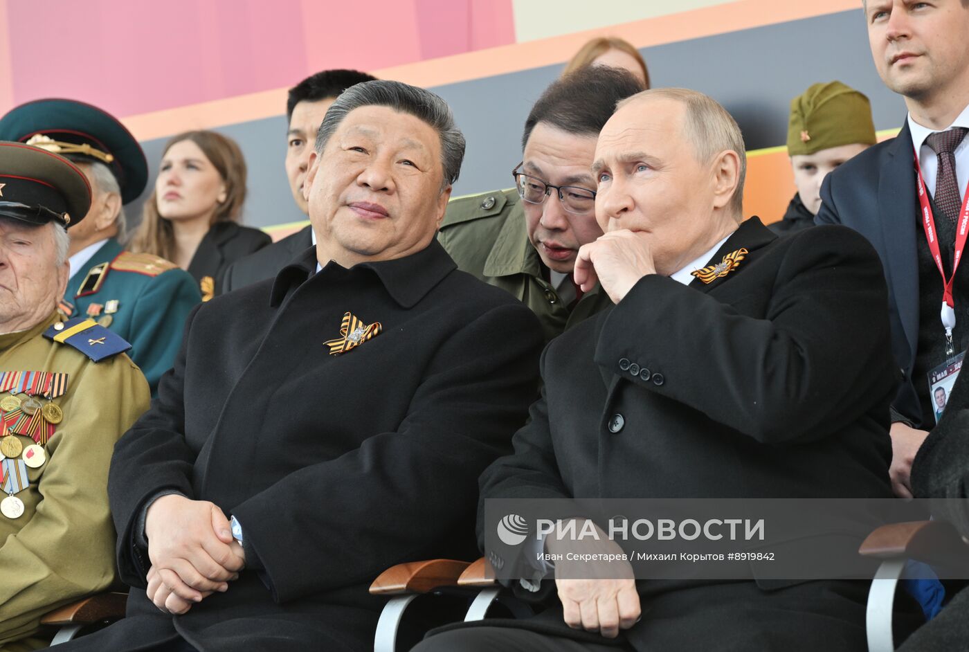 Президент РФ В. Путин и иностранные лидеры на военном параде в честь 80-летия Победы