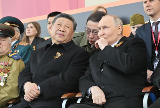 Президент РФ Владимир Путин и председатель КНР Си Цзиньпин на Красной площади в Москве на военном параде, посвященном 80-летию Победы. 9 мая Россия отмечает 80-летие Победы в Великой Отечественной войне 1941-1945 годов. Место: Россия, Москва. Автор: Иван Секретарев / Михаил Корытов/РИА Новости. Президент РФ В. Путин и иностранные лидеры на военном параде в честь 80-летия Победы