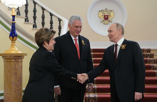 Президент РФ Владимир Путин, президент Кубы Мигель Диас-Канель (в центре) и его супруга Лис Куеста Пераса во время встречи в Кремле перед военным парадом, посвященном 80-летию Победы. 9 мая Россия отмечает 80-летие Победы в Великой Отечественной войне 1941-1945 годов. Место: Россия, Москва. Автор: Алексей Никольский/РИА Новости. Встреча президента РФ В. Путина и иностранных лидеров