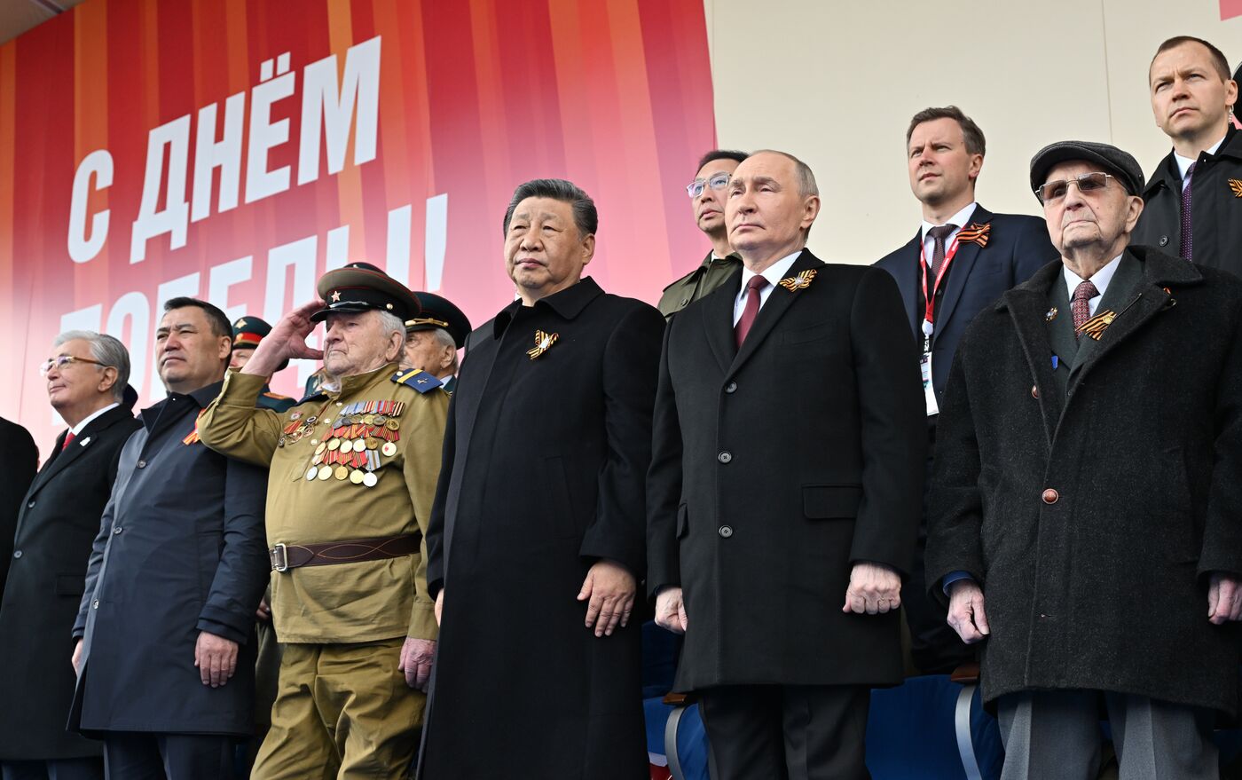 Президент РФ В. Путин и иностранные лидеры на военном параде в честь 80-летия Победы 