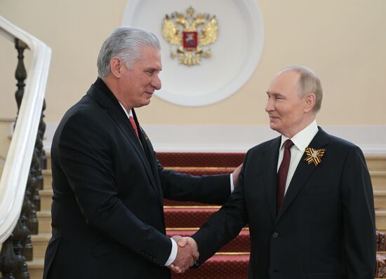 Президент РФ Владимир Путин и президент Кубы Мигель Диас-Канель (слева) во время встречи в Кремле перед военным парадом, посвященном 80-летию Победы. 9 мая Россия отмечает 80-летие Победы в Великой Отечественной войне 1941-1945 годов. Место: Россия, Москва. Автор: Алексей Никольский/РИА Новости. Встреча президента РФ В. Путина и иностранных лидеров