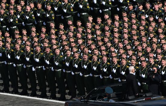 Военнослужащие парадных расчетов приветствуют министра обороны РФ Андрея Белоусова на Красной площади в Москве на военном параде, посвященном 80-летию Победы в Великой Отечественной войне. Место: Россия, Москва. Автор: Максим Богодвид/РИА Новости. Москва. Военный парад, посвященный 80-летию Победы в Великой Отечественной войне