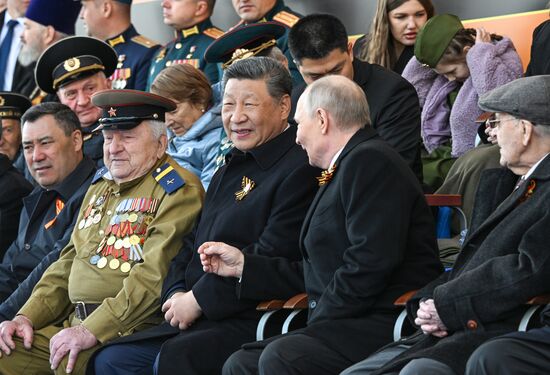 Президент РФ В. Путин и иностранные лидеры на военном параде в честь 80-летия Победы