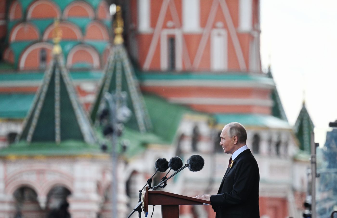 Президент РФ В. Путин и иностранные лидеры на военном параде в честь 80-летия Победы 