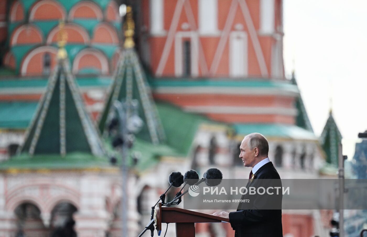 Президент РФ В. Путин и иностранные лидеры на военном параде в честь 80-летия Победы