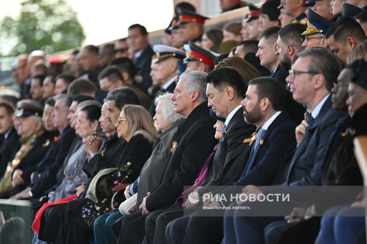 Президент РФ В. Путин и иностранные лидеры на военном параде в честь 80-летия Победы