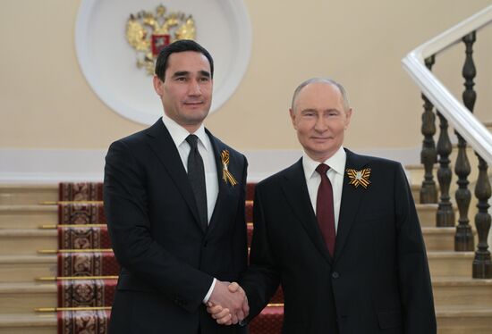 Президент РФ Владимир Путин и президент Туркменистана Сердар Бердымухамедов (слева) во время встречи в Кремле перед военным парадом, посвященном 80-летию Победы. 9 мая Россия отмечает 80-летие Победы в Великой Отечественной войне 1941-1945 годов. Место: Россия, Москва. Автор: Алексей Никольский/РИА Новости. Встреча президента РФ В. Путина и иностранных лидеров