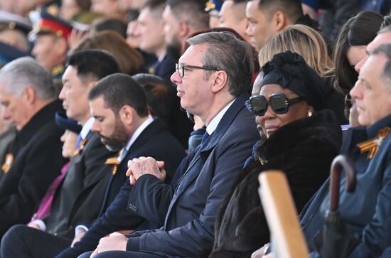 Гости на трибуне а Красной площади в Москве на военном параде, посвященном 80-летию Победы. 9 мая Россия отмечает 80-летие Победы в Великой Отечественной войне 1941-1945 годов. В центре: президент Сербии Александр Вучич. Место: Россия, Москва. Автор: Илья Питалев/РИА Новости. Президент РФ В. Путин и иностранные лидеры на военном параде в честь 80-летия Победы