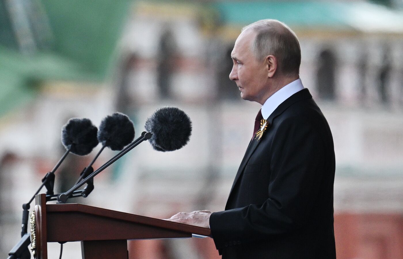 Президент РФ В. Путин и иностранные лидеры на военном параде в честь 80-летия Победы 