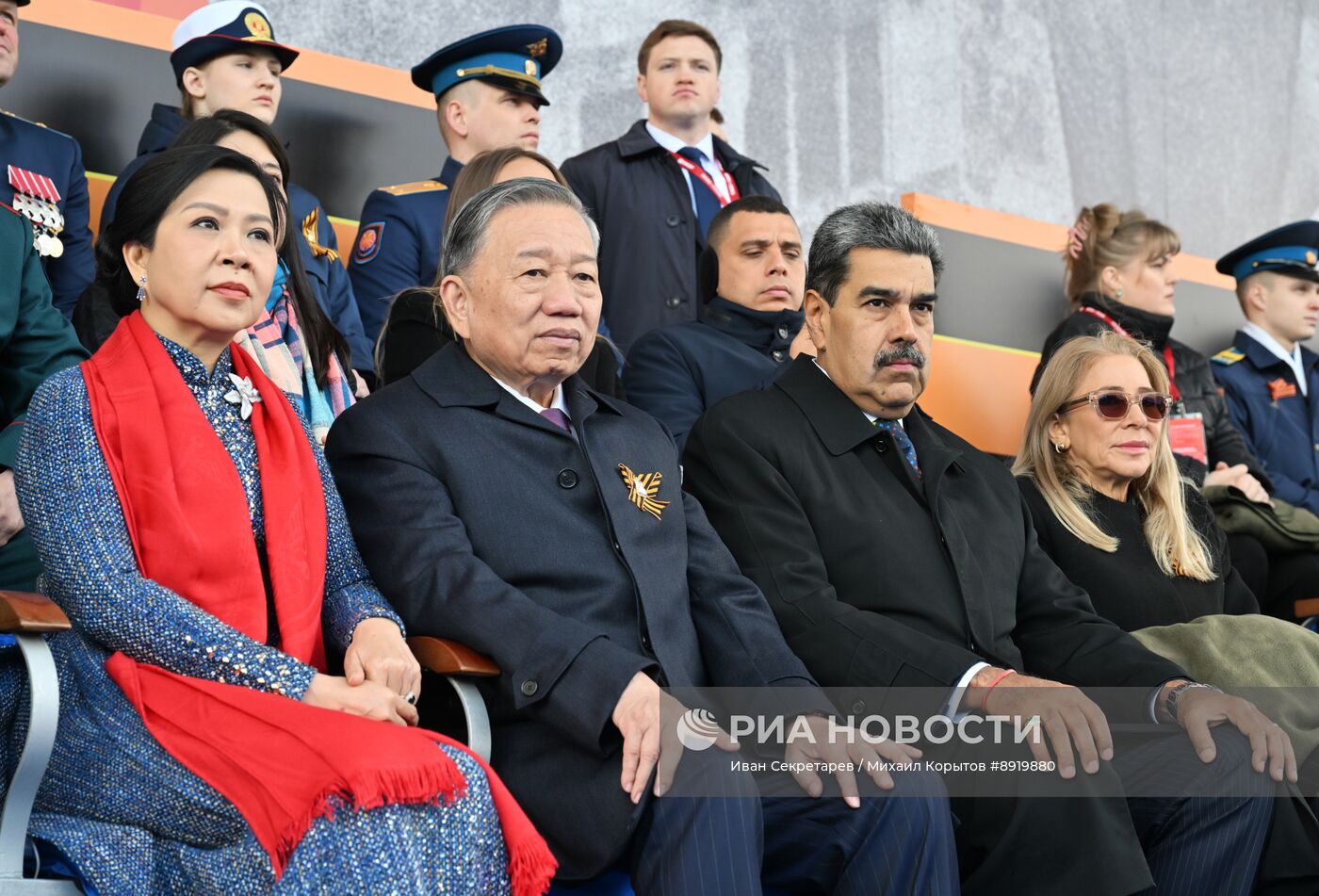 Президент РФ В. Путин и иностранные лидеры на военном параде в честь 80-летия Победы 