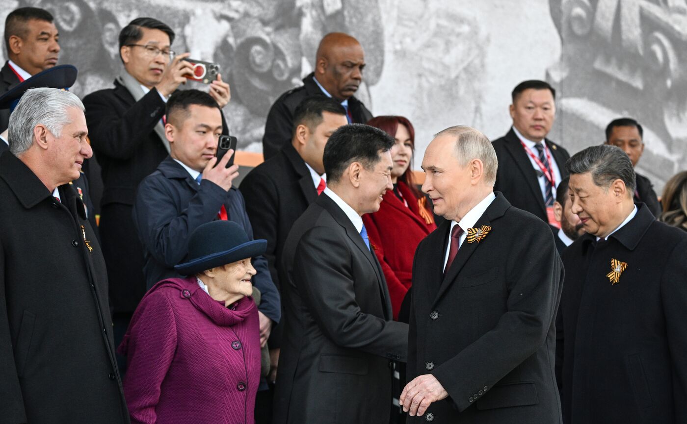Президент РФ В. Путин и иностранные лидеры на военном параде в честь 80-летия Победы