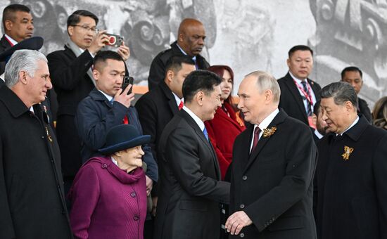 Президент РФ В. Путин и иностранные лидеры на военном параде в честь 80-летия Победы