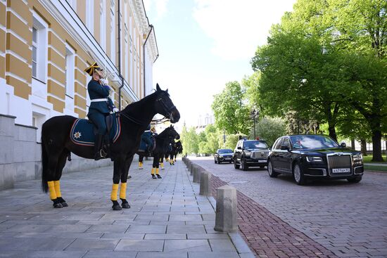 Кортеж президента Абхазии Бадры Гунбы у Кремля перед началом встречи с президентом РФ Владимиром Путиным. 9 мая Россия отмечает 80-летие Победы в Великой Отечественной войне 1941-1945 годов. Место: Россия, Москва. Автор: Александр Кряжев/РИА Новости. Встреча президента РФ В. Путина и иностранных лидеров
