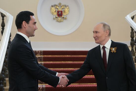Президент РФ Владимир Путин и президент Туркменистана Сердар Бердымухамедов (слева) во время встречи в Кремле перед военным парадом, посвященном 80-летию Победы. 9 мая Россия отмечает 80-летие Победы в Великой Отечественной войне 1941-1945 годов. Место: Россия, Москва. Автор: Алексей Никольский/РИА Новости. Встреча президента РФ В. Путина и иностранных лидеров