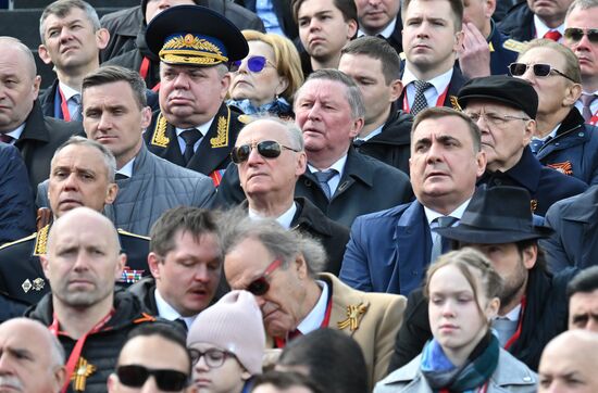 Гости на трибуне на Красной площади в Москве на военном параде, посвященном 80-летию Победы. 9 мая Россия отмечает 80-летие Победы в Великой Отечественной войне 1941-1945 годов. В центре: помощник президента РФ Николай Патрушев, справа: помощник президента РФ Алексей Дюмин. Место: Россия, Москва. Автор: Илья Питалев/РИА Новости. Официальные лица на военном параде в честь 80-летия Победы