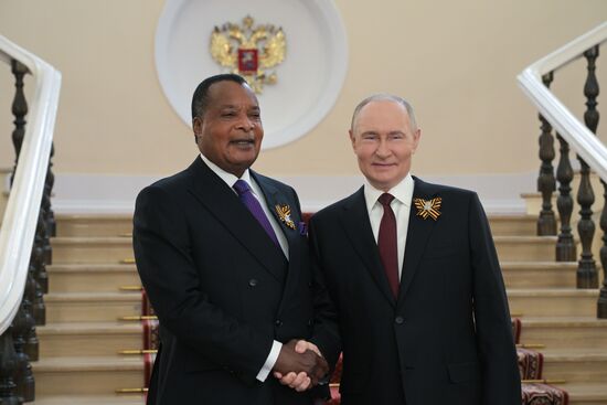 Президент РФ Владимир Путин и президент Республики Конго Дени Сассу-Нгессо (слева) во время встречи в Кремле перед военным парадом, посвященном 80-летию Победы. 9 мая Россия отмечает 80-летие Победы в Великой Отечественной войне 1941-1945 годов. Место: Россия, Москва. Автор: Алексей Никольский/РИА Новости. Встреча президента РФ В. Путина и иностранных лидеров
