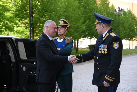 Президент Абхазии Бадра Гунба (слева) прибыл в Кремль на встречу с президентом РФ Владимиром Путиным перед военным парадом, посвященном 80-летию Победы. 9 мая Россия отмечает 80-летие Победы в Великой Отечественной войне 1941-1945 годов. Справа: комендант Московского Кремля генерал-лейтенант Сергей Удовенко. Место: Россия, Москва. Автор: Александр Кряжев/РИА Новости. Встреча президента РФ В. Путина и иностранных лидеров