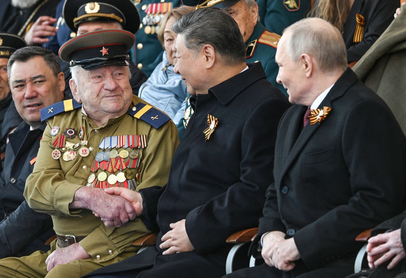 Президент РФ В. Путин и иностранные лидеры на военном параде в честь 80-летия Победы