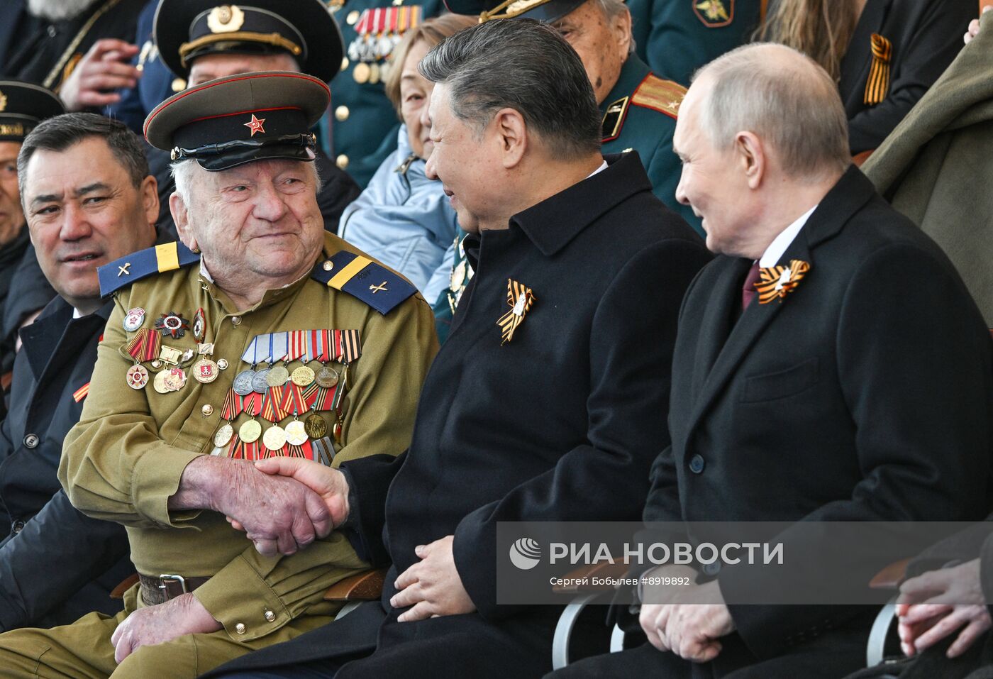 Президент РФ В. Путин и иностранные лидеры на военном параде в честь 80-летия Победы