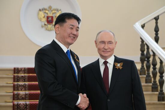 Президент РФ Владимир Путин и президент Монголии Ухнаагийн Хурэлсух (слева) во время встречи в Кремле перед военным парадом, посвященном 80-летию Победы. 9 мая Россия отмечает 80-летие Победы в Великой Отечественной войне 1941-1945 годов. Место: Россия, Москва. Автор: Алексей Никольский/РИА Новости. Встреча президента РФ В. Путина и иностранных лидеров
