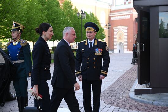 Президент Абхазии Бадра Гунба (третий слева) и его супруга Ирма Хашиг прибыли в Кремль на встречу с президентом РФ Владимиром Путиным перед военным парадом, посвященном 80-летию Победы. 9 мая Россия отмечает 80-летие Победы в Великой Отечественной войне 1941-1945 годов. Справа: комендант Московского Кремля генерал-лейтенант Сергей Удовенко. Место: Россия, Москва. Автор: Александр Кряжев/РИА Новости. Встреча президента РФ В. Путина и иностранных лидеров