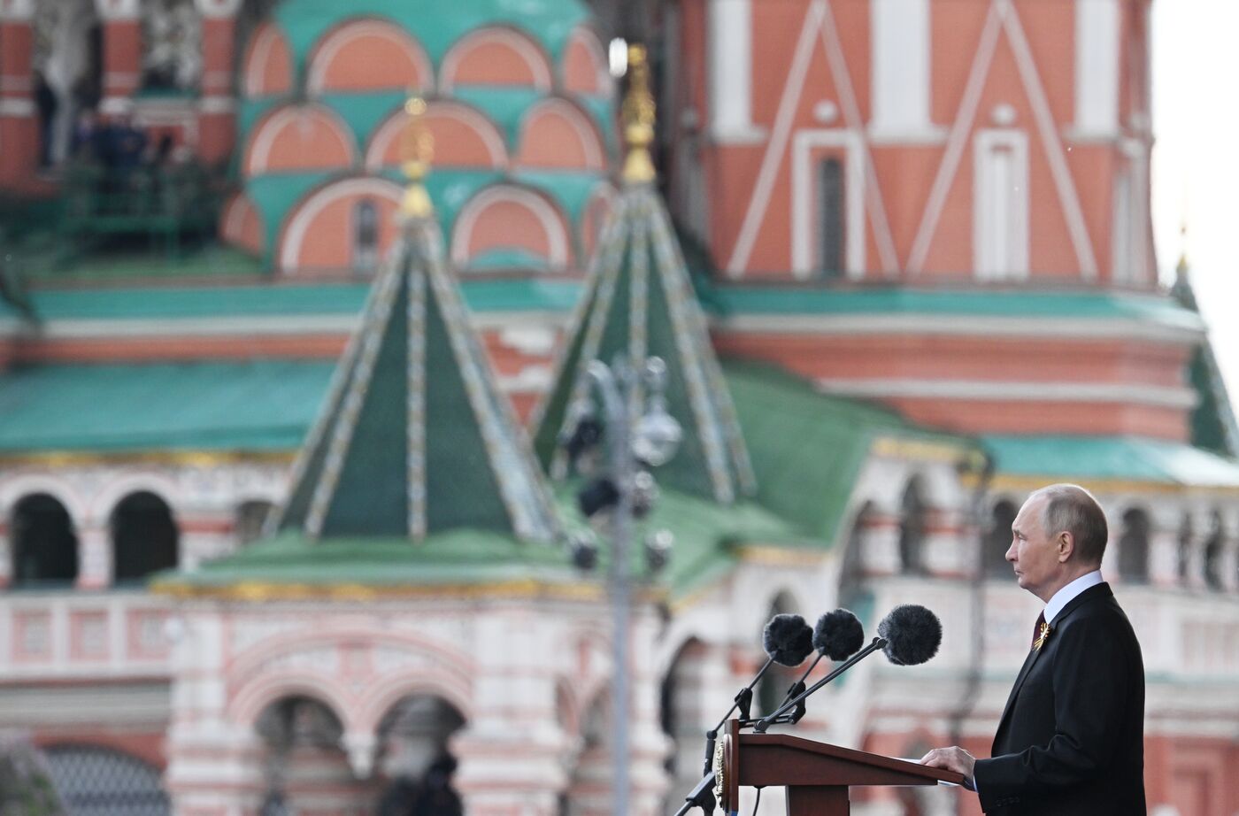Президент РФ В. Путин и иностранные лидеры на военном параде в честь 80-летия Победы 