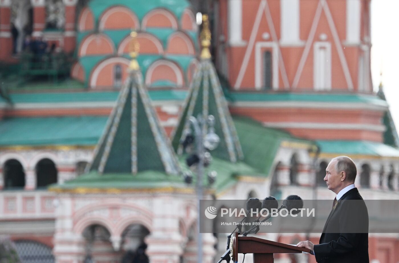 Президент РФ В. Путин и иностранные лидеры на военном параде в честь 80-летия Победы