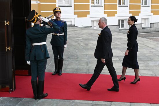 Президент Абхазии Бадра Гунба и его супруга Ирма Хашиг прибыли в Кремль на встречу с президентом РФ Владимиром Путиным перед военным парадом, посвященном 80-летию Победы. 9 мая Россия отмечает 80-летие Победы в Великой Отечественной войне 1941-1945 годов. Место: Россия, Москва. Автор: Алексей Даничев/РИА Новости. Встреча президента РФ В. Путина и иностранных лидеров