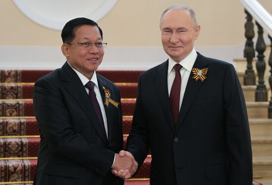 Президент РФ Владимир Путин и председатель Государственного административного совета Мьянмы генерал Мин Аунг Хлайн (слева) во время встречи в Кремле перед военным парадом, посвященном 80-летию Победы. 9 мая Россия отмечает 80-летие Победы в Великой Отечественной войне 1941-1945 годов. Место: Россия, Москва. Автор: Алексей Никольский/РИА Новости. Встреча президента РФ В. Путина и иностранных лидеров