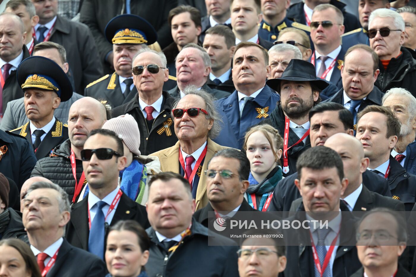 Официальные лица на военном параде в честь 80-летия Победы