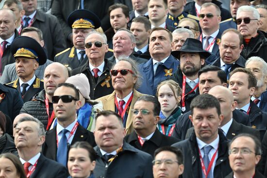 Гости на трибуне на Красной площади в Москве на военном параде, посвященном 80-летию Победы. 9 мая Россия отмечает 80-летие Победы в Великой Отечественной войне 1941-1945 годов. В центре: режиссер Оливер Стоун. Место: Россия, Москва. Автор: Илья Питалев/РИА Новости. Официальные лица на военном параде в честь 80-летия Победы