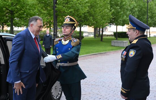 Президент Республики Сербской Милорад Додик (слева) прибыл в Кремль на встречу с президентом РФ Владимиром Путиным перед военным парадом, посвященном 80-летию Победы. 9 мая Россия отмечает 80-летие Победы в Великой Отечественной войне 1941-1945 годов. Справа: комендант Московского Кремля генерал-лейтенант Сергей Удовенко. Место: Россия, Москва. Автор: Александр Кряжев/РИА Новости. Встреча президента РФ В. Путина и иностранных лидеров