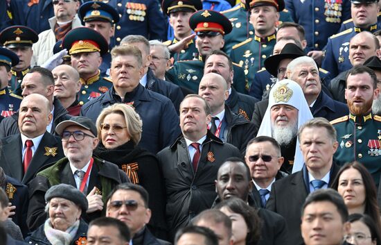 Гости на трибуне на Красной площади в Москве на военном параде, посвященном 80-летию Победы. 9 мая Россия отмечает 80-летие Победы в Великой Отечественной войне 1941-1945 годов. Слева направо: председатель правительства РФ Михаил Мишустин, председатель Совета Федерации Валентина Матвиенко, заместитель председателя Совета безопасности РФ Дмитрий Медведев, патриарх Московский и всея Руси Кирилл. Место: Россия, Москва. Автор: Илья Питалев/РИА Новости. Официальные лица на военном параде в честь 80-летия Победы