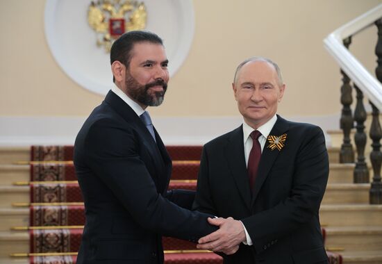 Президент РФ Владимир Путин и спецпредставитель сопрезидентов Никарагуа по вопросам развития отношений с Россией Лауреано Ортега Мурильо (слева) во время встречи в Кремле перед военным парадом, посвященном 80-летию Победы. 9 мая Россия отмечает 80-летие Победы в Великой Отечественной войне 1941-1945 годов. Место: Россия, Москва. Автор: Алексей Никольский/РИА Новости. Встреча президента РФ В. Путина и иностранных лидеров