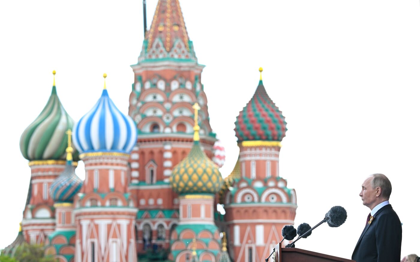 Президент РФ В. Путин и иностранные лидеры на военном параде в честь 80-летия Победы