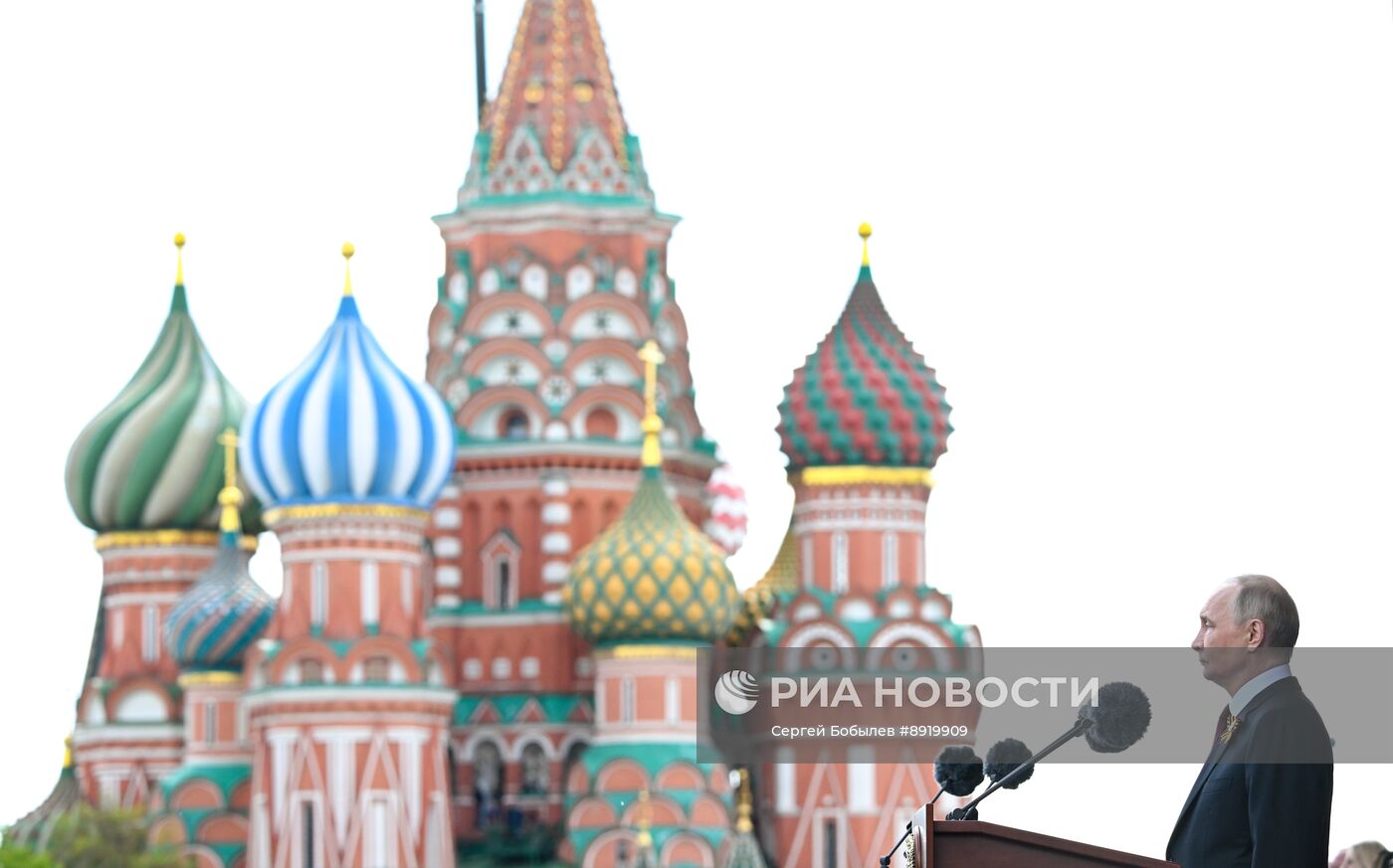 Президент РФ В. Путин и иностранные лидеры на военном параде в честь 80-летия Победы