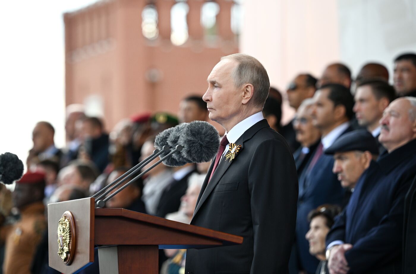 Президент РФ В. Путин и иностранные лидеры на военном параде в честь 80-летия Победы