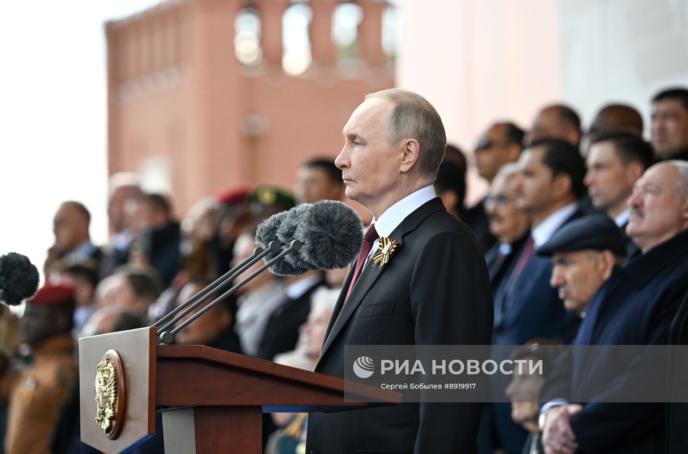 Президент РФ В. Путин и иностранные лидеры на военном параде в честь 80-летия Победы