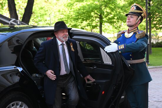 Президент Бразилии Луис Инасиу Лула да Силва (слева) прибыл в Кремль на встречу с президентом РФ Владимиром Путиным перед военным парадом, посвященном 80-летию Победы. 9 мая Россия отмечает 80-летие Победы в Великой Отечественной войне 1941-1945 годов. Место: Россия, Москва. Автор: Александр Кряжев/РИА Новости. Встреча президента РФ В. Путина и иностранных лидеров