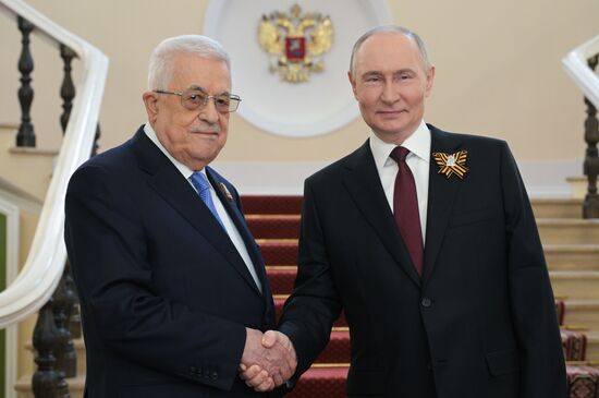 Президент РФ Владимир Путин и президент Палестины Махмуд Аббас (слева) во время встречи в Кремле перед военным парадом, посвященном 80-летию Победы. 9 мая Россия отмечает 80-летие Победы в Великой Отечественной войне 1941-1945 годов. Место: Россия, Москва. Автор: Алексей Никольский/РИА Новости. Встреча президента РФ В. Путина и иностранных лидеров